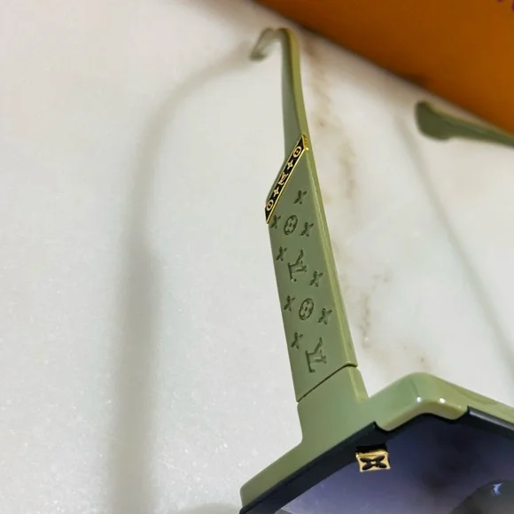 Louis Vuitton Green and Black Square Sunglasses - Picture 6 of 6